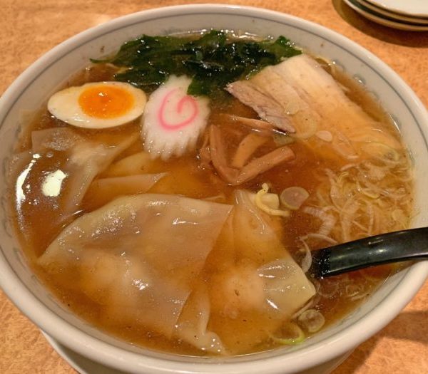 Chinese pork wontons with noodles （soy sauce or salt-based soup）（ワンタンメン（醤油・塩））