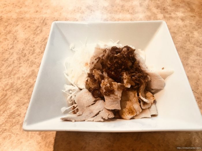 Thin sliced pork topped with spicy garlic sauce（茹で豚のにんにく辛ソースがけ）