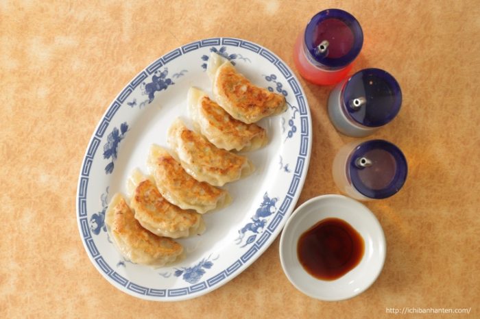 Gyoza dumplings （6 pieces）（餃子（６ヶ））
